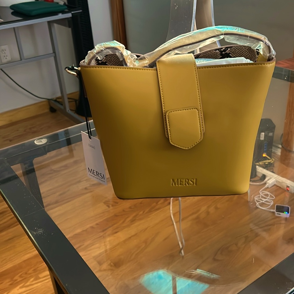 NWT Mersi Isabel bucket bag